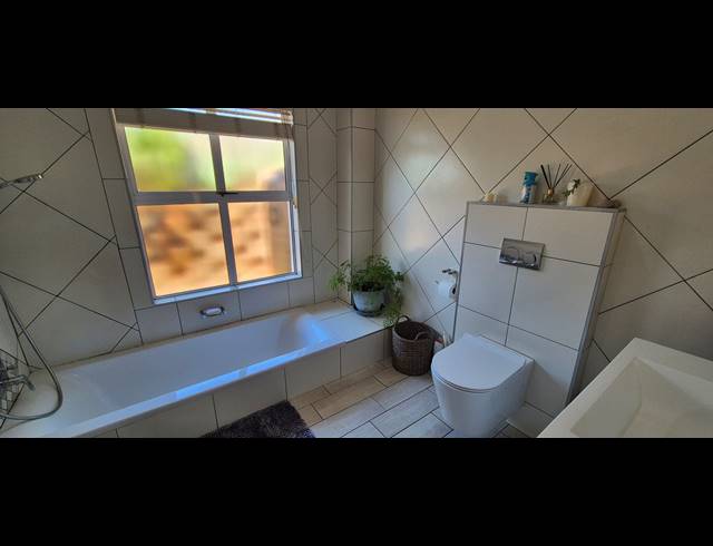 3 BEDROOM FREEHOLD FOR SALE IN KINDLEWOOD ESTATE